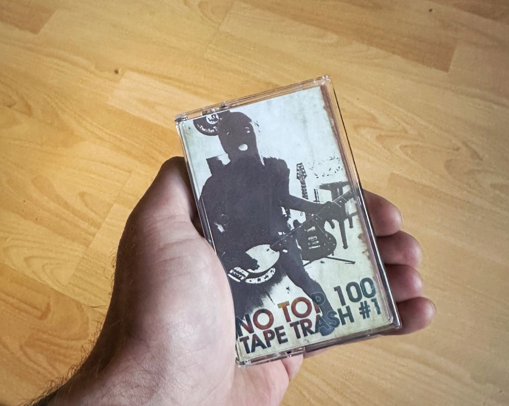 Ein Mixtape mit dem Titel »NO TOP 100 TAPE TRASH #1«. Zusammengestellt vom wunderbaren @notop100.