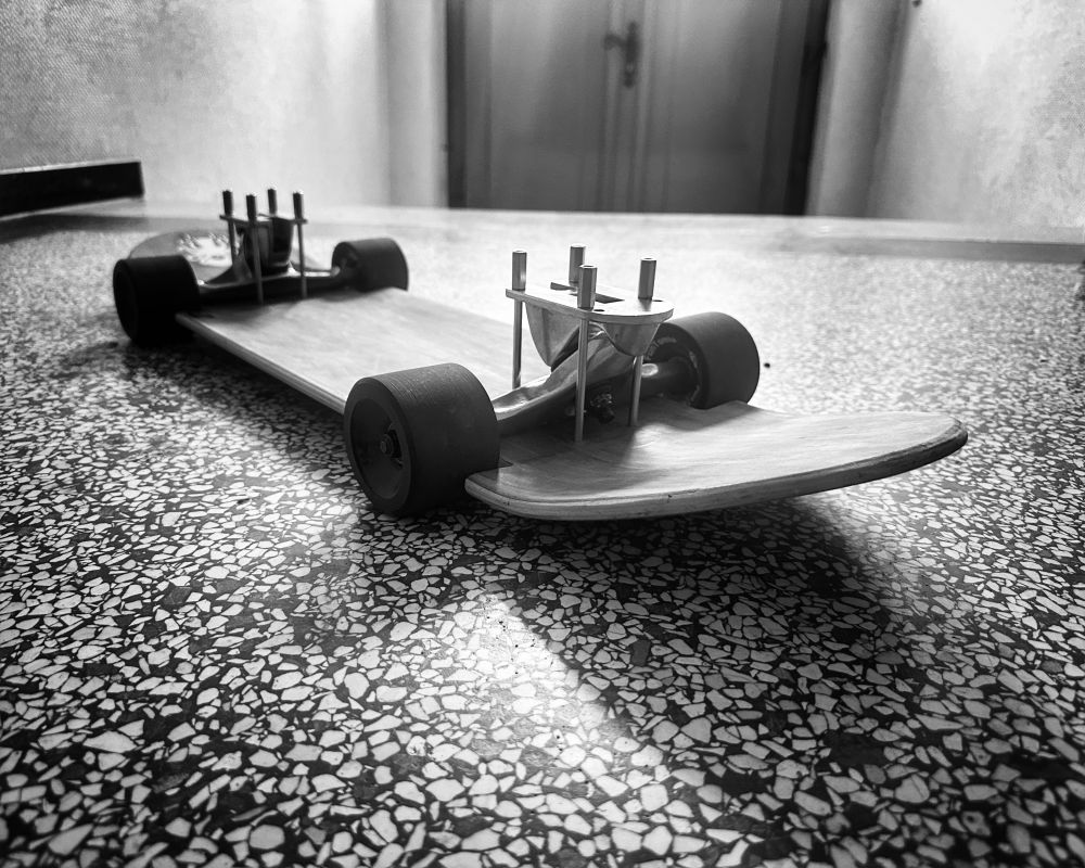 Sogenanntes Slammed Skateboard, beim dem die Achse auf der Oberseite liegt und das Board daher für die Räder ausgeschnitten werden muss. Das sieht dann aus wie ein extrem tiefes Auto ausm D&W Katalog. Nur ohne barbusige Models.
