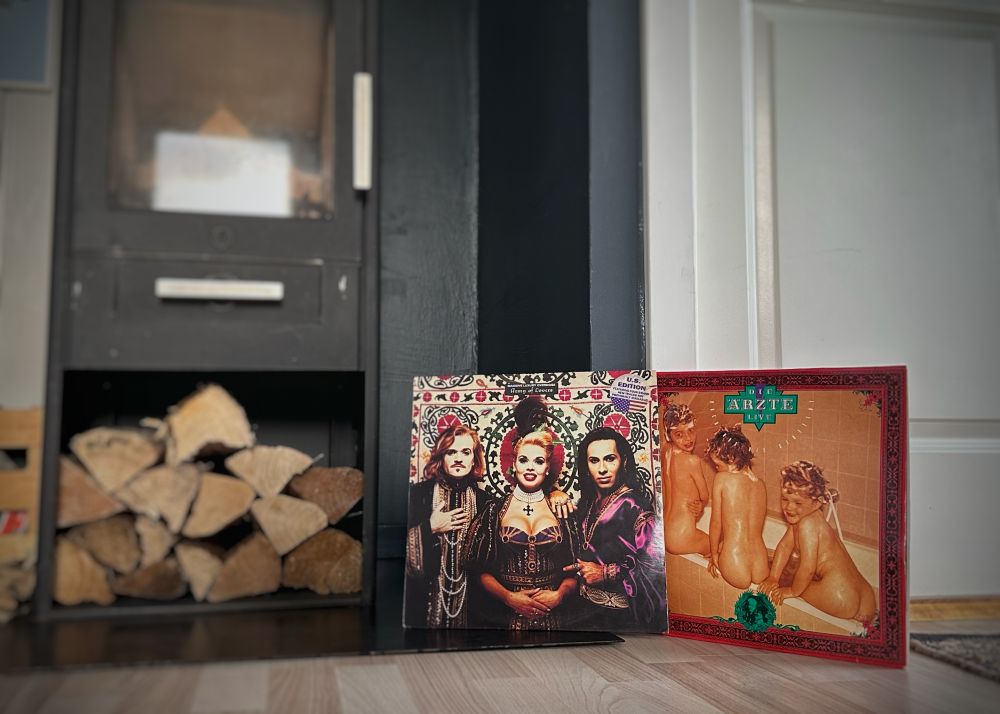 Links: Army of Lovers, rechts: Die Ärzte